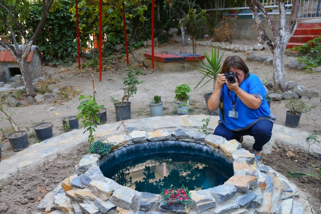Hastalarına kısa filmler hazırlamak için yönetmen koltuğuna oturdu